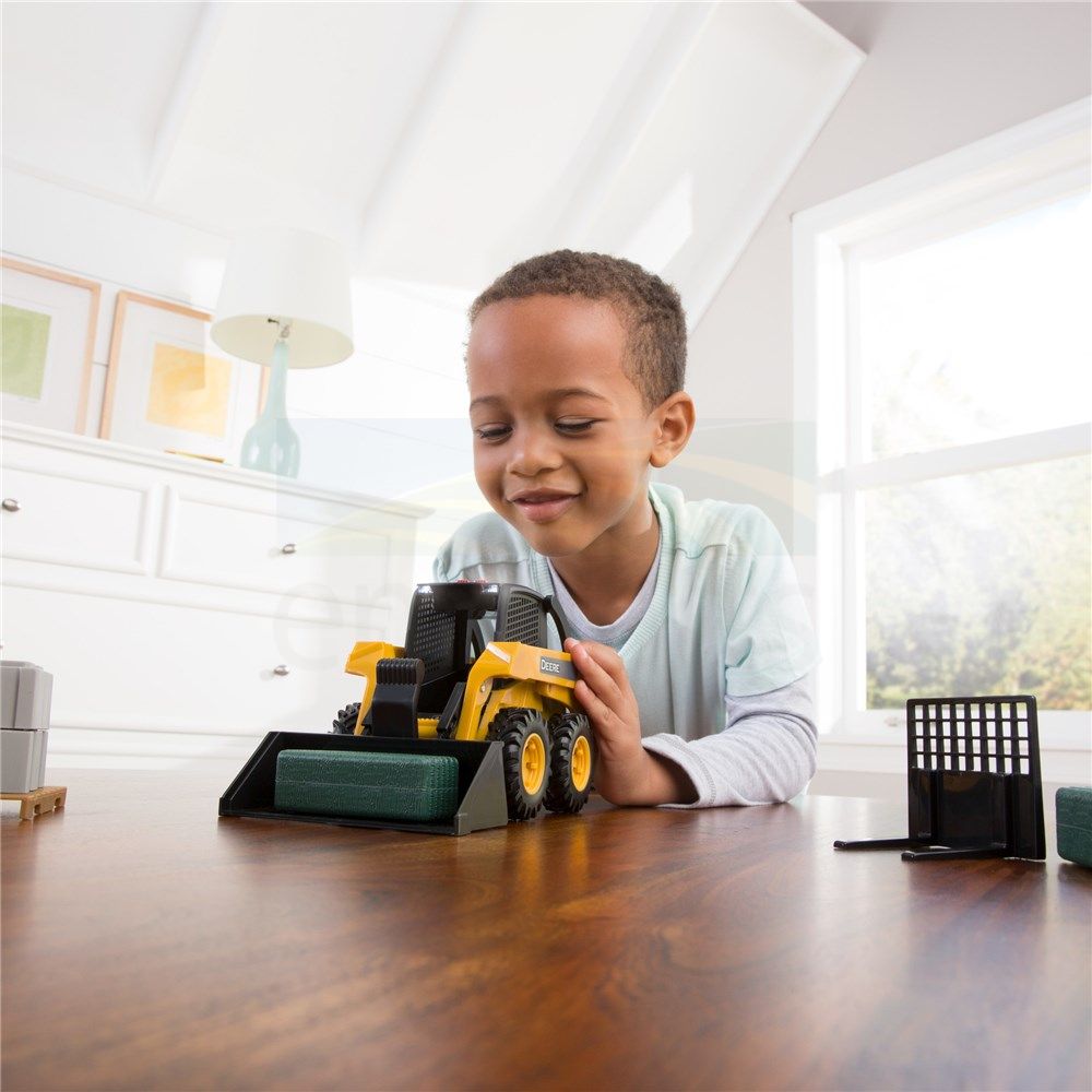 1:16 Big Farm John Deere Skid Loader Playset; Skid Steer, Cement Blocks, Pallet & Hay Bales 46225