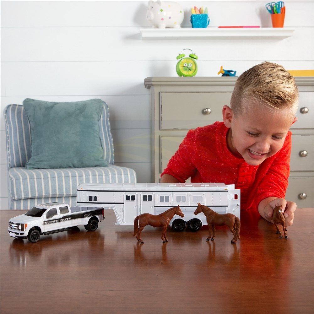 1:32 Horse Set with Ford F-350 Pickup, Trailer & Animals 46800