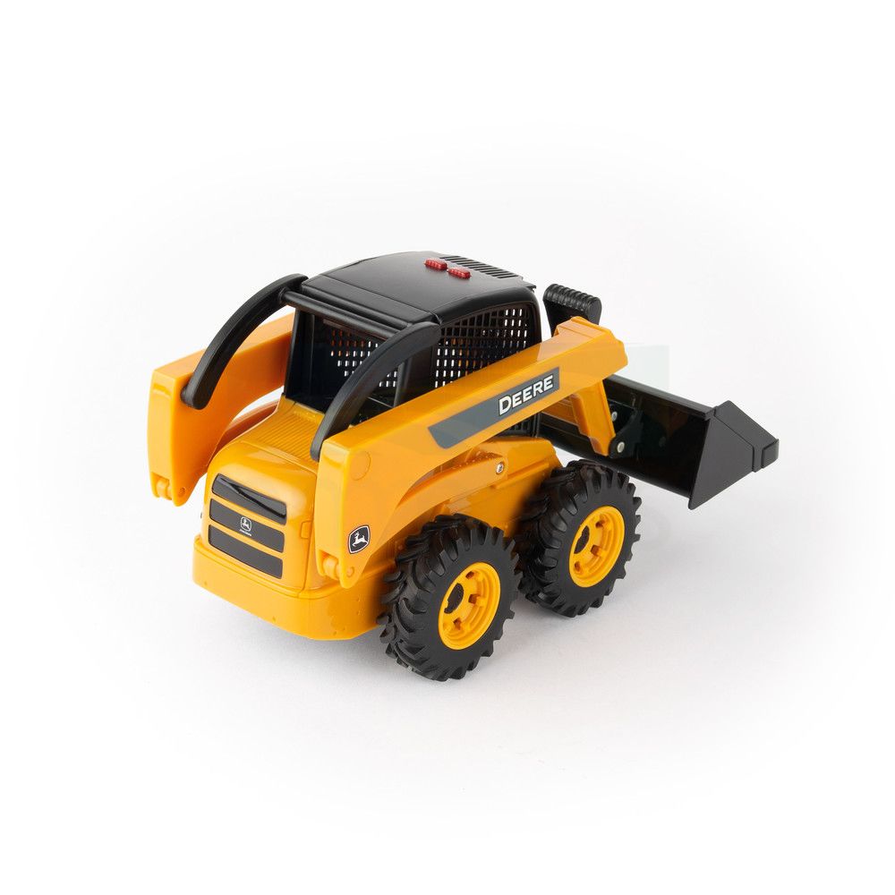 1:16 Big Farm John Deere Construction Set with Accessories; Chevrolet Silverado, Skid Steer, Trailer, 4 Cement Blocks, 4 Barricades & A Pallet 47347