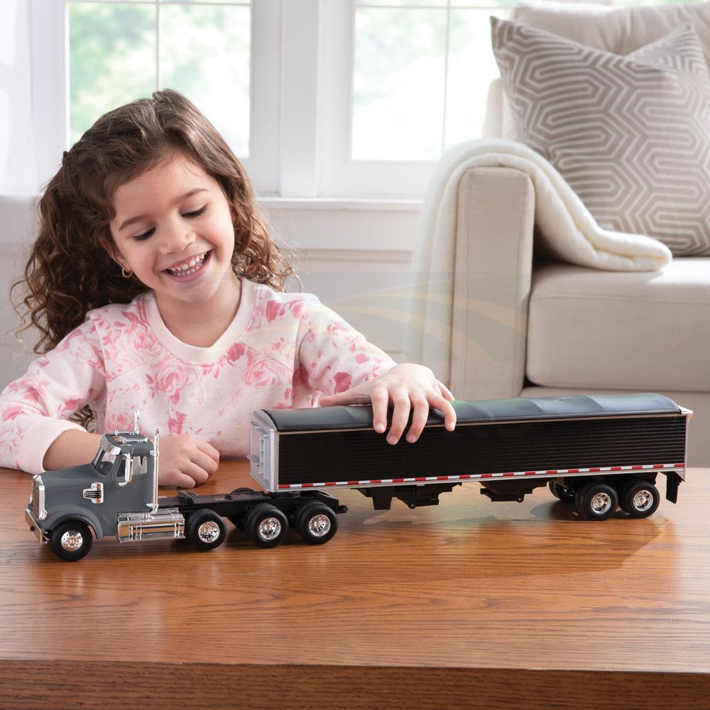 1:32 Freightliner 122SD Semi with Grain Trailer 47361