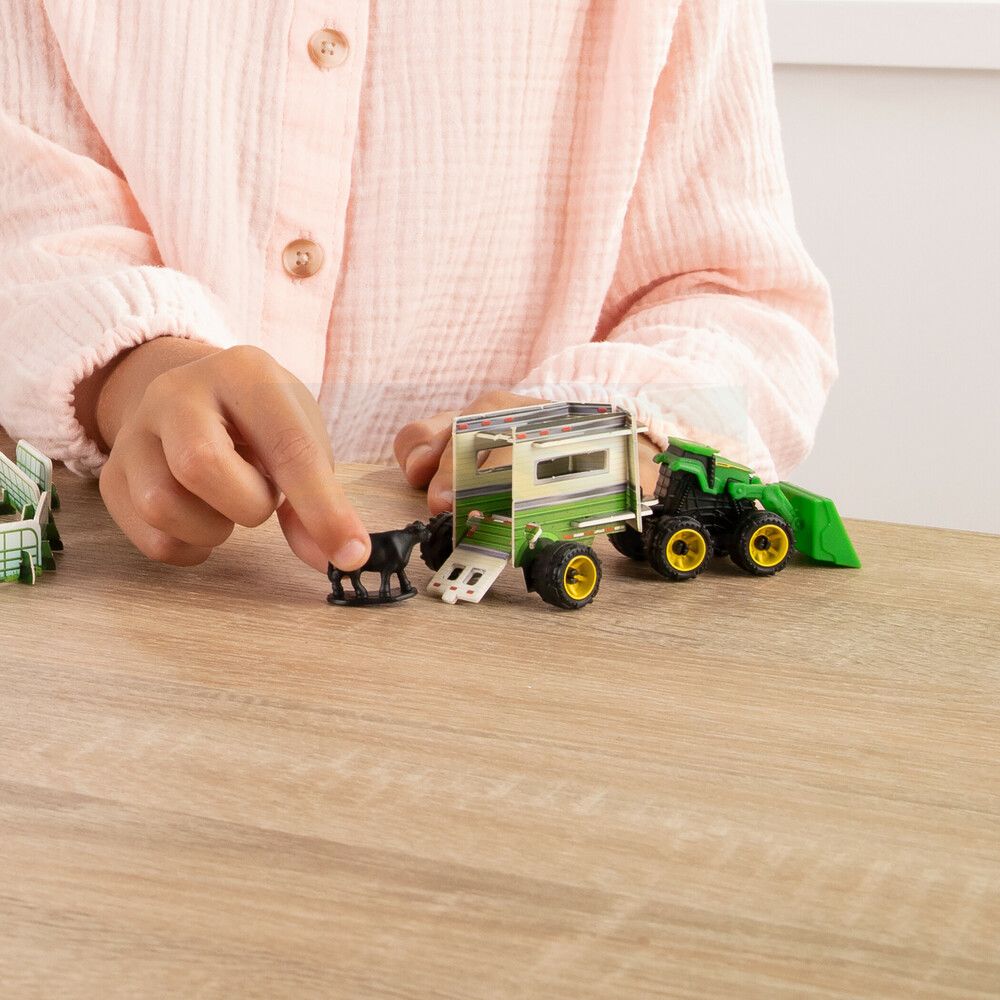 John Deere Monster Treads Eco-Snaps Barn Play Set 47425