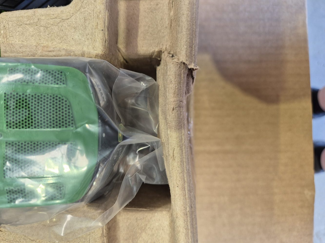 1:16 John Deere 8RX 410 Tractor with Wide Tracks Prestige Collection - DAMAGED BOX 45937X