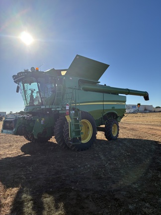 John Deere S670 image 3