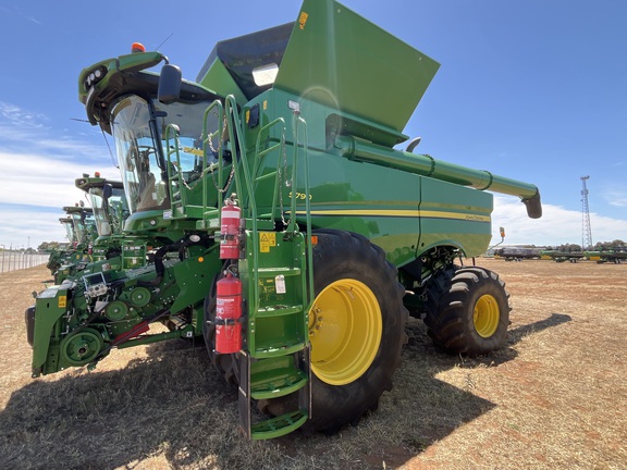 John Deere S790 image 1