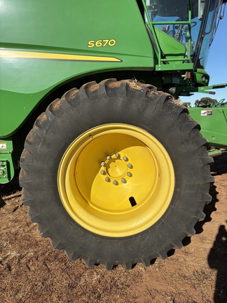John Deere S670 image 7