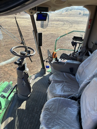 John Deere S670 image 9