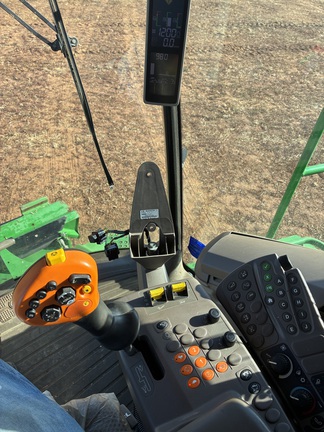John Deere S670 image 10