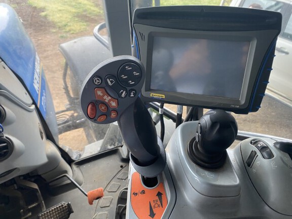 New Holland T7.220 2013 image 11
