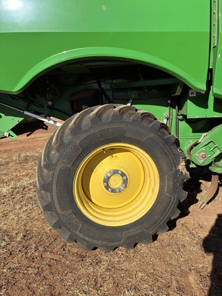 John Deere S670 image 9
