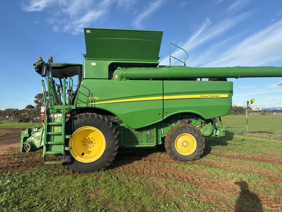 John Deere S670 image 4