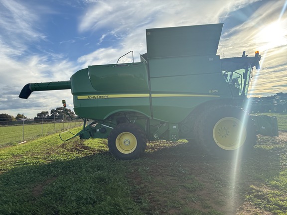 John Deere S670 image 8