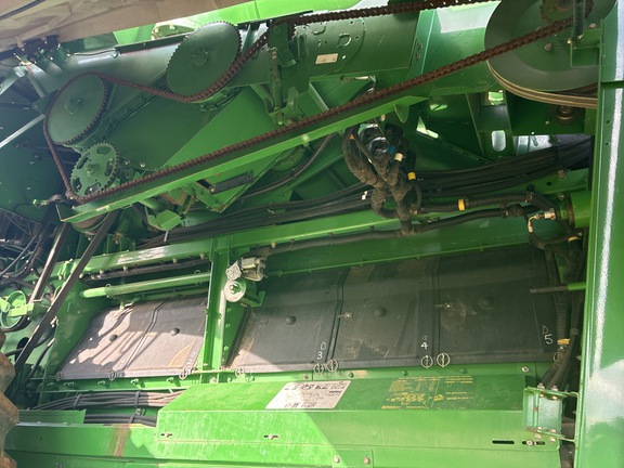 John Deere S670 image 14