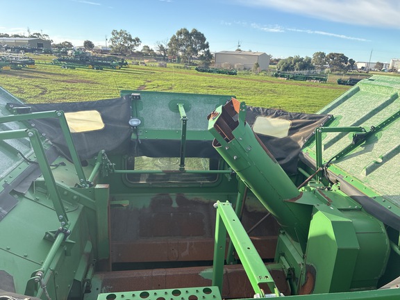 John Deere S670 image 17