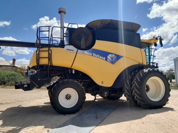 New Holland CR9070 with 83C 40FT MD 2010 image 3