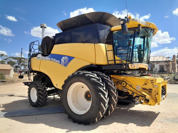 New Holland CR9070 with 83C 40FT MD 2010 image 2