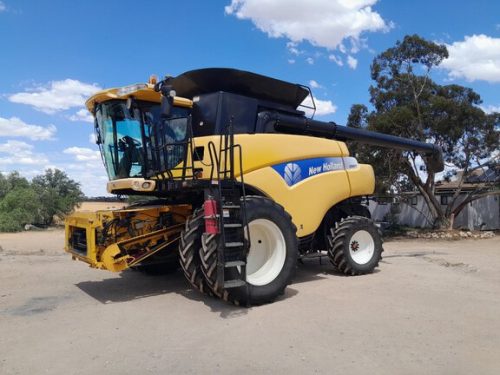 New Holland CR9070 with 83C 40FT MD 2010