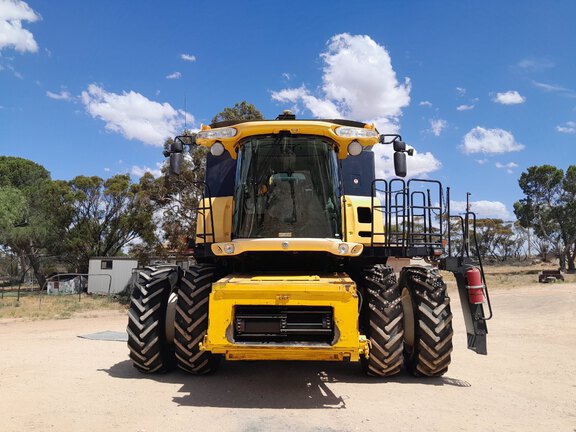 New Holland CR9070 with 83C 40FT MD 2010 image 6